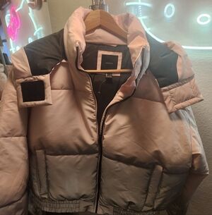 💖💖💖Forever 21 Light Pink Puffer Jacket with Black Shoulder Panels💖💖💖